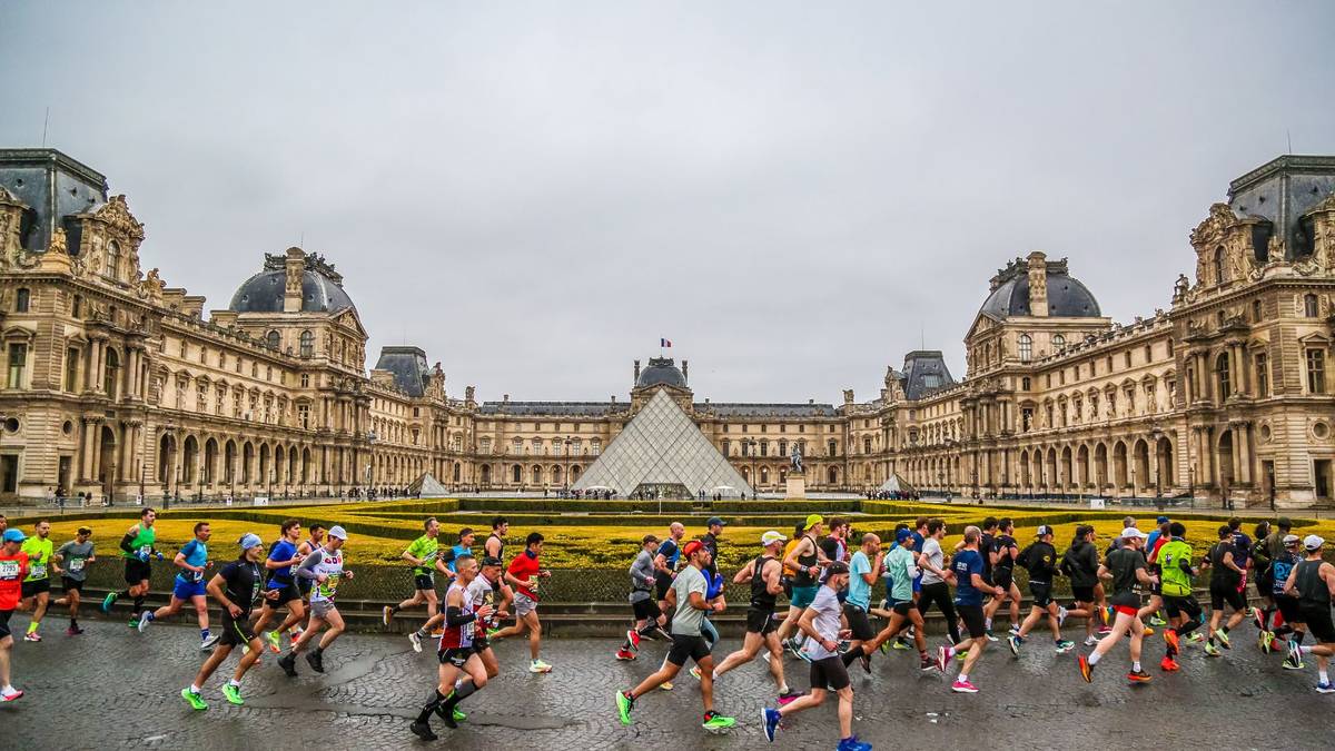 Photo de coureurs du Marathon de Paris passant devant le Louvre