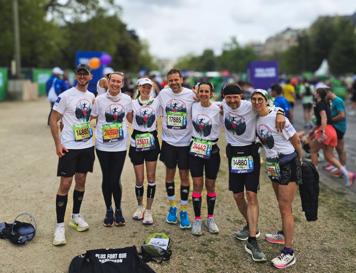 Photo de coureurs du Marathon de Paris passant devant le Louvre