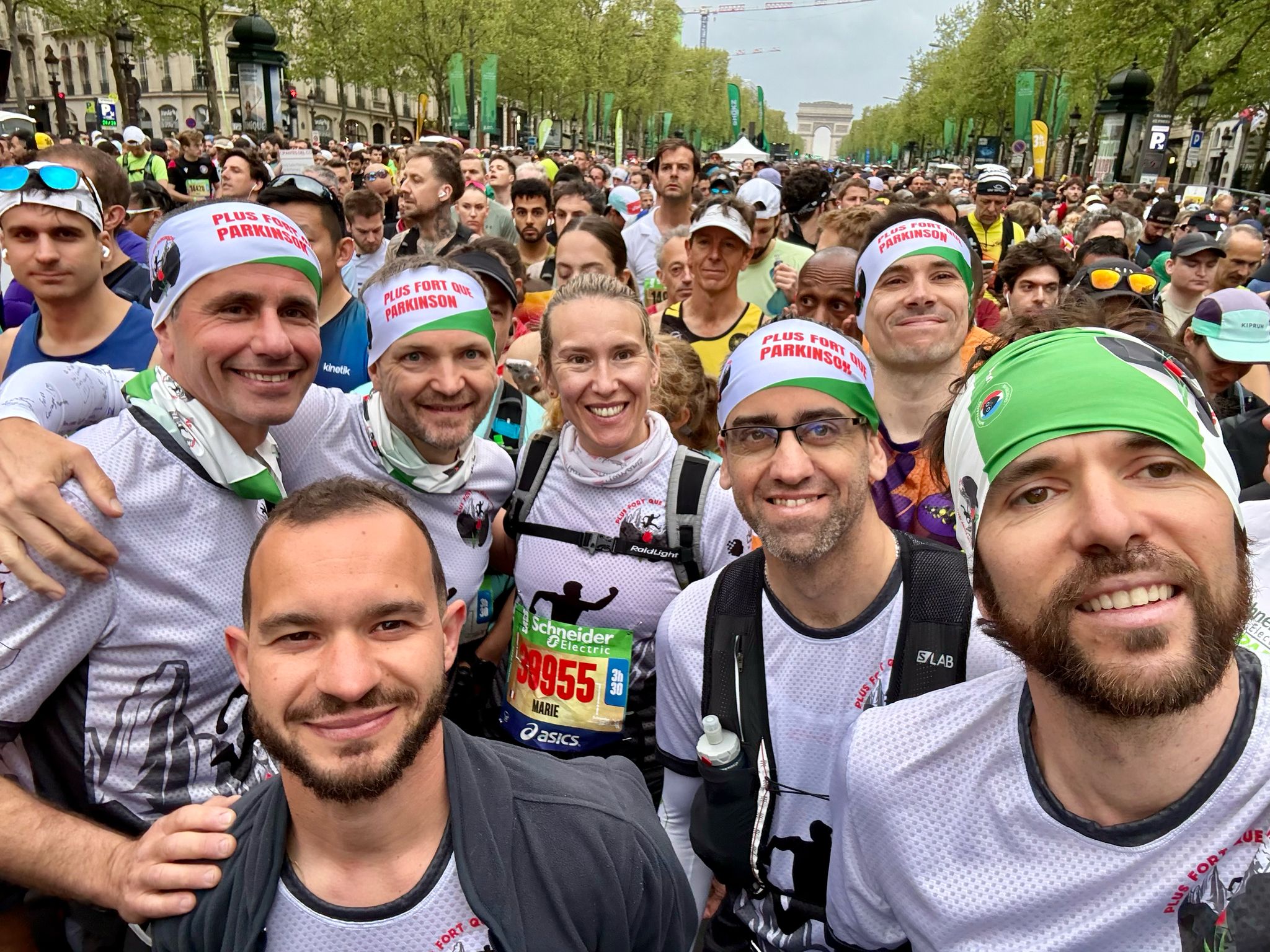 Photo de membres de l'association Plus Fort que Parkinson lors du Marathon de Paris 2025